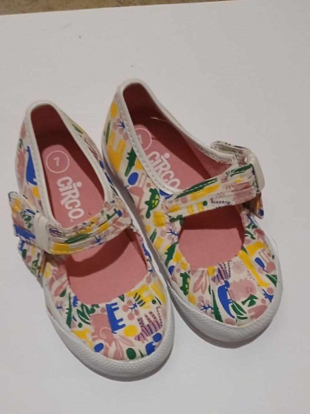 Circo Girls 7 White Pink and Green Shoes